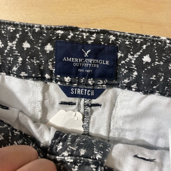 American Eagle Women's Black Patterned Shorts 6 (MY) - Picture 4 of 7